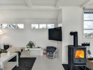 TV a/nebo společenská místnost v ubytování Holiday Home Malin - 150m from the sea in Funen by Interhome