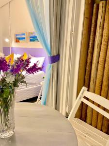 a table with a vase of flowers on top of it at Saint Germain Wind Residence in Icaraí