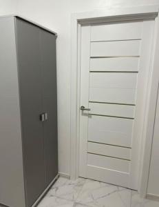 een deur in een kamer met een tegelvloer bij Квартира в новому ЖК Svitlo Park Київ in Kiev