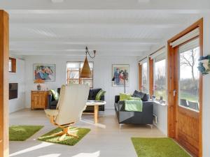 sala de estar con sofá y mesa en Holiday Home Jaike - 350m from the sea in Funen by Interhome, en Tranekær