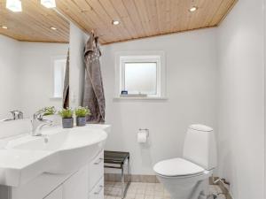Koupelna v ubytování Holiday Home Truels - 2km from the sea by Interhome