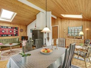 comedor y sala de estar con mesa y sillas en Holiday Home Juditha - 400m from the sea in Funen by Interhome, en Middelfart