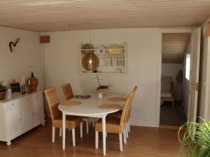 uma sala de jantar com uma mesa branca e cadeiras em Holiday Home Susette - 400m from the sea in SE Jutland by Interhome em Haderslev