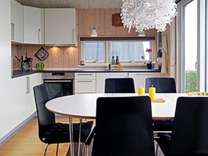 Kuchyň nebo kuchyňský kout v ubytování Holiday Home Majbritt - 50m from the sea by Interhome