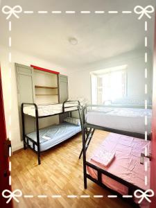 Poschodová posteľ alebo postele v izbe v ubytovaní La Merced Centro Rooms