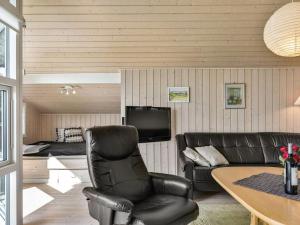 salon z kanapą i telewizorem w obiekcie Holiday Home Rathi - 250m from the sea in Funen by Interhome w mieście Hårby
