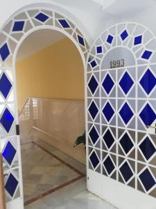 Cette chambre est dotée de carrelage bleu sur le mur et d'une arche. dans l'établissement El Alcazar de Ana, à Séville