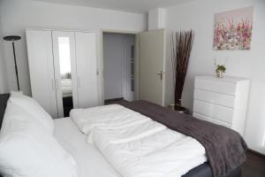 um quarto com uma grande cama branca em Wernerwaldstr-1 em Cuxhaven