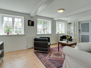 sala de estar con sofá y mesa en Holiday Home Ilsa - 9-8km from the sea in Western Jutland by Interhome en Tønder