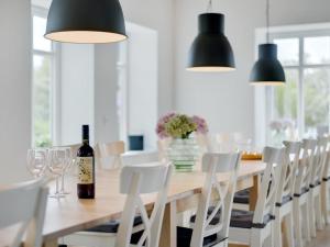 Restaurace v ubytování Holiday Home Guthorm by Interhome