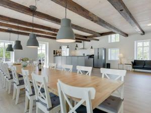 Kuchyň nebo kuchyňský kout v ubytování Holiday Home Guthorm by Interhome