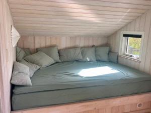 een groot bed in een kleine kamer in een hut bij Holiday Home Alexander - 900m from the sea in SE Jutland by Interhome in Hejls