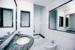 un bagno con lavandino, WC e vasca di Blue Navona Two Bedroom Apartment a Roma Altre 14 foto