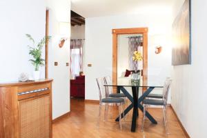 una sala da pranzo con tavolo e sedie neri di Blue Navona Two Bedroom Apartment a Roma