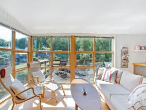 sala de estar con sofá blanco y sillas en Holiday Home Veselin - 100m from the sea in SE Jutland by Interhome, en Rødekro