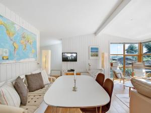 sala de estar con mesa blanca y sofá en Holiday Home Veselin - 100m from the sea in SE Jutland by Interhome, en Rødekro