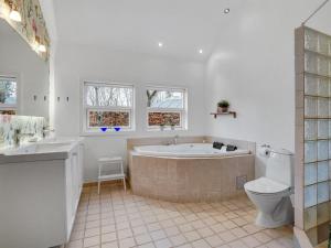 Koupelna v ubytování Holiday Home Holmwith - 200m from the sea by Interhome