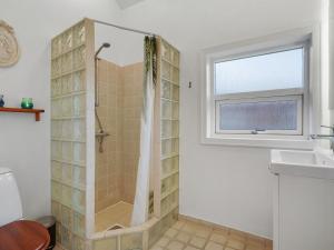 Koupelna v ubytování Holiday Home Holmwith - 200m from the sea by Interhome + 14 fotografií