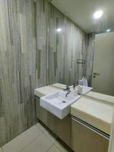 Ett badrum på M City 2 BEDROOM KLCC