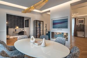 a living room with a white table and chairs at Le Palais Gallien Hôtel & Spa in Bordeaux