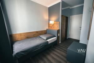 mały pokój z łóżkiem i stołem w obiekcie Vau w Stuttgarcie