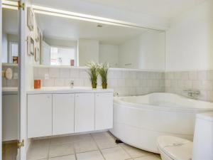 Kupatilo u objektu Apartment Joar - 5m to the inlet by Interhome