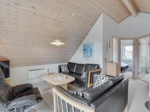 sala de estar con muebles de cuero y mesa en Holiday Home Uffe - 200m to the inlet in SE Jutland by Interhome, en Gråsten