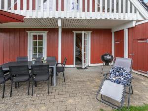 un patio con mesa, sillas y parrilla en Holiday Home Uffe - 200m to the inlet in SE Jutland by Interhome, en Gråsten