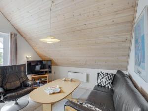 sala de estar con sofá y mesa en Holiday Home Uffe - 200m to the inlet in SE Jutland by Interhome, en Gråsten