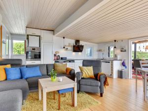 salon z kanapą i stołem w obiekcie Holiday Home Axeln - 300m to the inlet in SE Jutland by Interhome w mieście Aabenraa