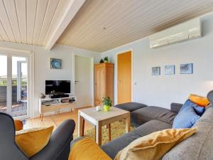 salon z kanapą i stołem w obiekcie Holiday Home Axeln - 300m to the inlet in SE Jutland by Interhome w mieście Aabenraa
