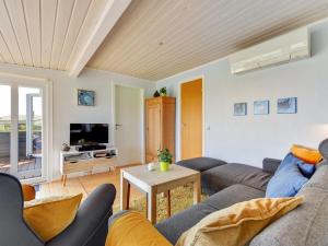 TV a/nebo společenská místnost v ubytování Holiday Home Axeln - 300m to the inlet by Interhome