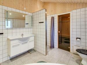uma casa de banho com um lavatório, um WC e um chuveiro em Holiday Home Gurly - 25km from the sea in Western Jutland by Interhome em Toftlund