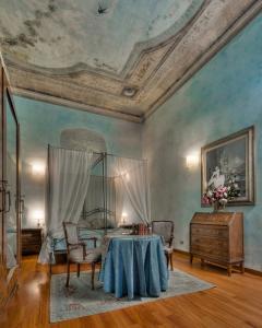 1 dormitorio con 1 cama, mesa y sillas en Hotel Palazzo dal Borgo en Florence