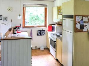 eine Küche mit einem weißen Kühlschrank und einem Fenster in der Unterkunft Holiday Home Ismo - 30km from the sea in Western Jutland by Interhome in Toftlund