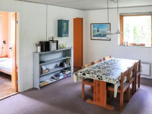 ein Esszimmer mit einem Tisch und einigen Stühlen in der Unterkunft Holiday Home Ismo - 30km from the sea in Western Jutland by Interhome in Toftlund