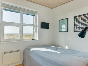 TV a/nebo společenská místnost v ubytování Holiday Home Kaapo - 300m from the sea by Interhome