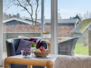 een tafel met een fruitschaal voor een raam bij Holiday Home Flete - 200m from the sea in SE Jutland by Interhome in Neder Lysabild
