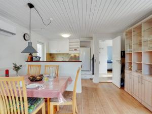 een keuken en eetkamer met een tafel en stoelen bij Holiday Home Hejne - 29km from the sea in Western Jutland by Interhome in Toftlund