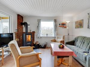 een woonkamer met een bank en een tafel bij Holiday Home Hejne - 29km from the sea in Western Jutland by Interhome in Toftlund