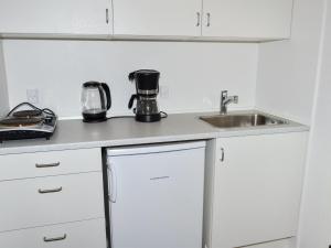 cocina blanca con fregadero y encimera en Apartment Annicka - 5km from the sea in Western Jutland by Interhome, en Kongsmark