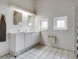 Koupelna v ubytování Holiday Home Bosi - 28km from the sea by Interhome