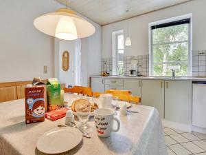 eine Küche mit einem Tisch mit Speisen und Getränken darauf in der Unterkunft Holiday Home Jonni - 15km from the sea in Western Jutland by Interhome in Skærbæk