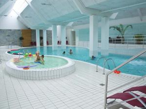 Bazén v ubytování Apartment Aapeli - 2km from the sea in Western Jutland by Interhome nebo v jeho okolí