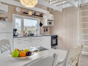 Kuchyň nebo kuchyňský kout v ubytování Holiday Home Gudmundine - 350m to the inlet in Western Jutland by Interhome