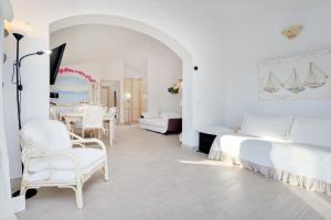 ゴルフォ・アランチにあるVilla Baia Caddinasのベッドルーム1室(ベッド1台、テーブル、椅子付)