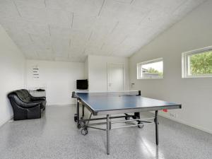 Stolní tenis v ubytování Holiday Home Weike - 950m to the inlet in Western Jutland by Interhome nebo okolí