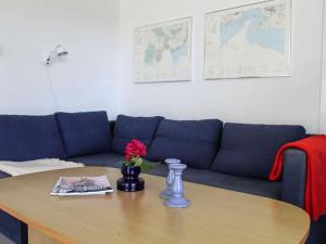 sala de estar con sofá azul y mesa en Holiday Home Engelke - 150m from the sea in SE Jutland by Interhome, en Kruså