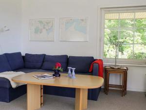 sala de estar con sofá azul y mesa en Holiday Home Engelke - 150m from the sea in SE Jutland by Interhome, en Kruså