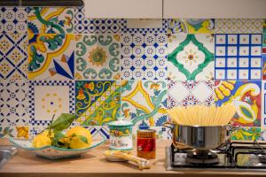 una encimera de cocina con un tazón de limones y un procesador en MAISON CHIARì, en Maiori